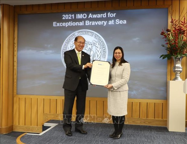 First Vietnamese receives award on bravery at sea